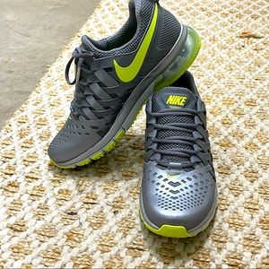 NIKE Fingertrap Max Mens Running Shoes Gray and Vault